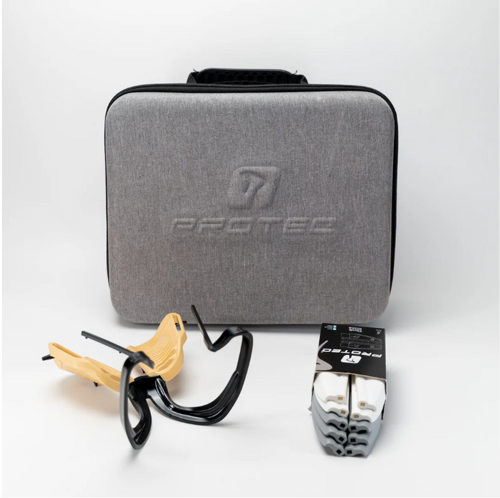 Protec, protège gencive innovant pour protéger les barres dans la bouche de votre cheval. Idéal pour chevaux qui craignent le mors et sont trop sensibles. Vendu chez Topmors avec une malette de rangement et plusieurs paires de patchs à adapter a chaque cheval.